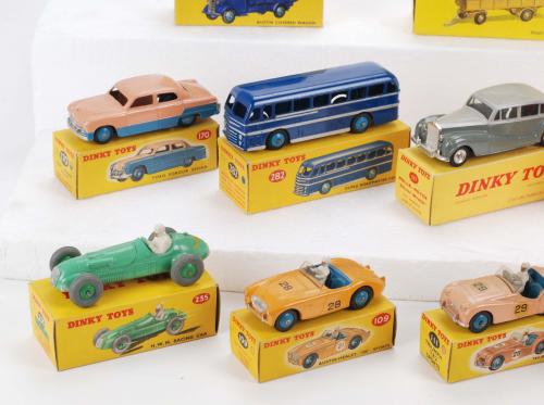 LOTE DE DIEZ DINKY TOYS FRANCESES E INGLESES, AÑOS 50, 60 Y