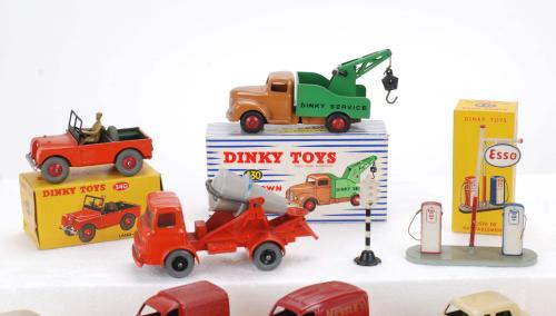 LOTE DE DIEZ DINKY TOYS Y DOS ACCESORIOS FRANCESES E INGLES