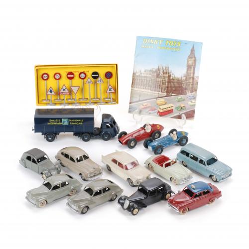 En metal.Consta de coches de pasajeros, autos de carreras, vehiculos comerciales y juego de 12 señales de tráfico: Ferrari 23J, Peugeot U5 403, Simca 8 Sport, Ford Vedette, Peugeot 404 553, Talbot Lago 23H, Citroën 2CV, Peugeot 203, Citroën 11BL 24N, Simca 9 Aronde 24U, Tracteur Panhard y Peugeot 203. Se añade pequeño catálogo.Sin cajas.16 cms long. mayor y 9 cms long. menor. 