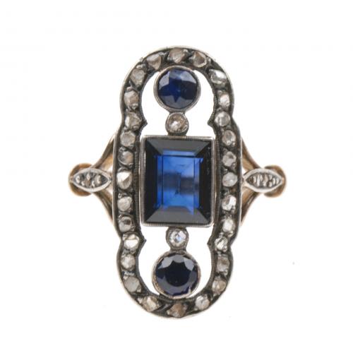 Gold with square and round-cut sapphires, surrounded by rose-cut diamonds. Ring size: 17 mm. 4,8 gr.