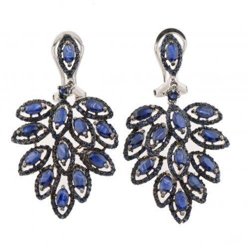 Silver with oval and round-cut sapphires of an approx. weight of 9,45 ct. French back. 13,9 gr.