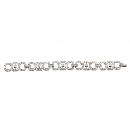 Platinum with antique brilliant-cut diamonds of approx. 9,70 ct. 18 cm. long. 34,6 gr.