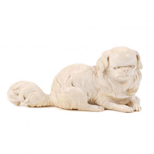 Dog figure in polished ivory.5,5 x 13 x 4 cm.231 gr.Includes certification of the Spanish Federation of Antiquaries.  