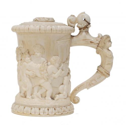 Carved ivory tankard in representing the triumph of child Baccus. Carved handle and lid.Professional modern restoration. 11 x 11 x 7 cm.217 gr.Includes a certification of the Spanish Antiquarian Federation. 