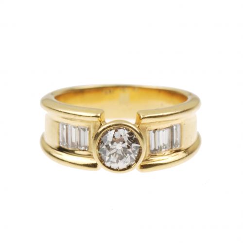 Gold with central antique-cut diamond of 0,50 ct. and six baguette-cut diamonds of approx. 0,50 ct. Ring size 17 mm.9,3 gr.