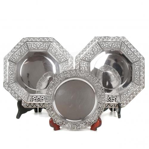 THREE SPANISH SILVER TRAYS, 20TH CENTURY. 