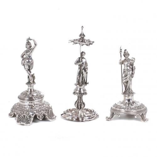 Silver figures. One with dents. 274 gr.