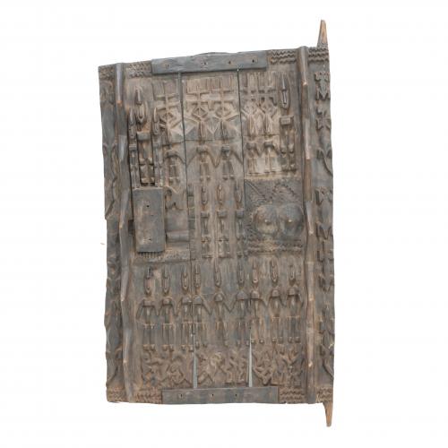 Barn door in carved wood with anthropomorphic decoration, 20th century.129 x 73,5 x 10 cms.