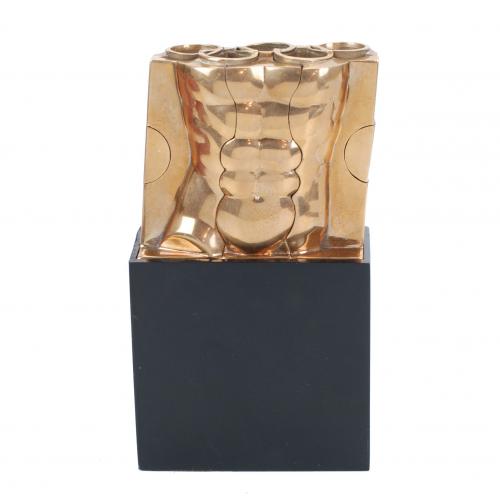 Escultura de torso masculino, desmontable de 7 piezas, en bronce dorado, con los anillos olímpicos en la parte superior.Ejemplar 448/500.Firmada y fechada en el lateral izquierdo.Edición creada con motivo de las Olimpiadas de Barceona en 1992. Con su caja original y peana.El rey Felipe IV tiene un ejemplar en su despacho.7 x 7,7 x 4 cms.