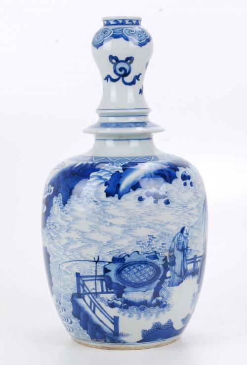 CHINESE PORCELAIN VASE IN BOTTLE FORM, 20TH CENTURY