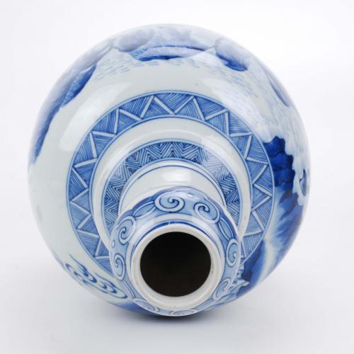 CHINESE PORCELAIN VASE IN BOTTLE FORM, 20TH CENTURY