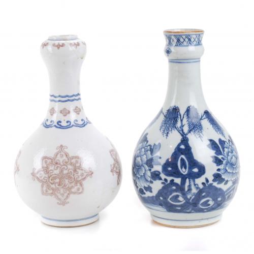 In blue and white porcelain, one with Yongzheng mark on the base23x13.5x13.5 cm smaller, 23x14x14 cm bigger