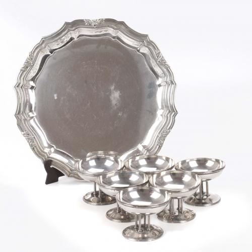 Tray hallmarked by the jewlers J. Roca and cups hallmarked LBB in Barcelona.33 cm. diam. tray, cups 7 cms. alt.1401 gr.