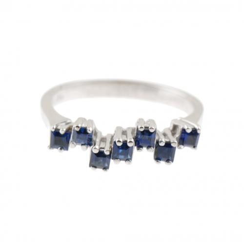 White gold with seven square-cut sapphires of different heights. Ring size 16,5 mm.3,5 gr.