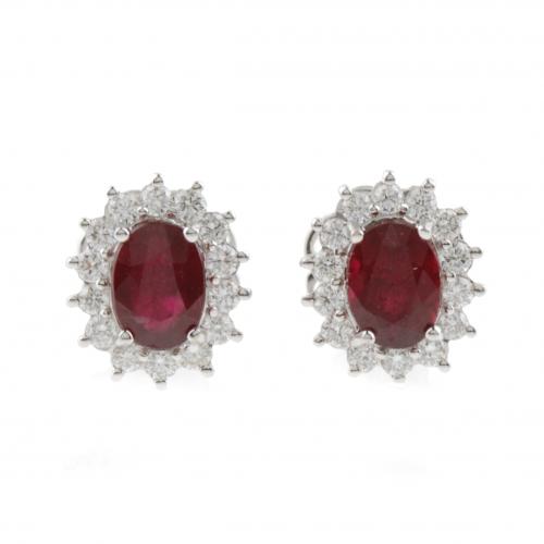 White gold and central oval-cut ruby and brilliant-cut diamonds of approx. 0,80 ct.Push back. 4,3 gr.