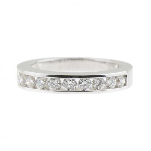 White gold and 9 brilliant-cut diamonds of approx. 4 ct.Ring size 17 mm.5,2 gr.