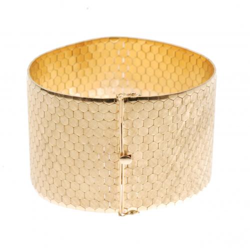 WIDE GOLD BRACELET.