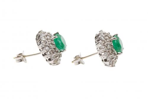 HALO EARRINGS WITH EMERALD AND DIAMONDS.