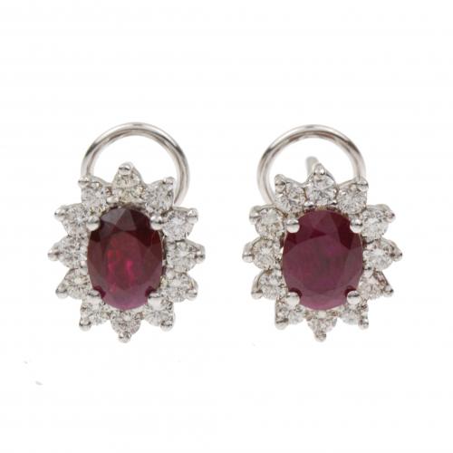 White gold with central oval shaped ruby and brilliant-cut diamonds of an approx. weight of 0,72 ct.French back.8 gr.