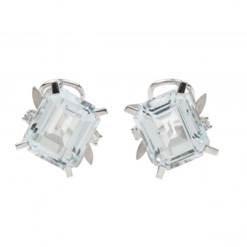 White gold with central rectangular-cut aquamarine of an approx. weight of 12,42 ct. brilliant-cut diamonds of an approx. weight of 0,12 ct.French back.9,3 gr.