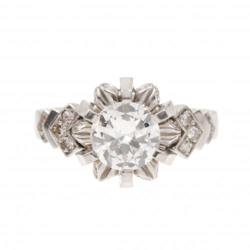 Platinum with central antique, brilliant-cut diamonds H/I SI2, no fluorescence of an approx. weight of 1,41 ct. and 24 diamonds 8x8 of an approx. weight of 0,23 ct.Ring size 17 mm.7,8 gr. 