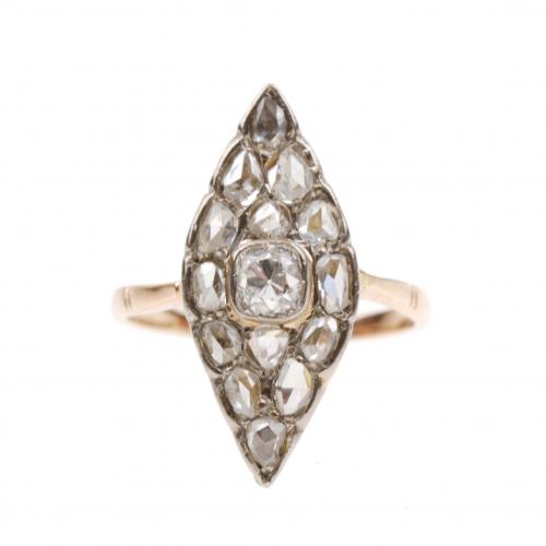 14 kt. gold, white gold, rose-cut and cushion-cut diamonds of an aprox. weight of 1,47 ct.Ring size 18,5 mm.4,5 gr.