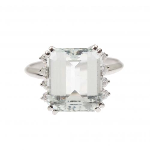 White gold with rectangular central aquamarine of an aprox. weight of 8,71 gr. and eight brilliant-cut diamonds of an aprox. weight of 0,36 ct.Ring size 20 mm.6,6 gr.