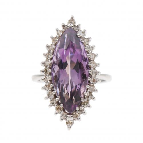 White gold set with a marquise-cut central amethyst of 2 cm. and brilliant-cut diamonds of an approx. weight of 0,28 ct.Ring size 19 mm.11,3 gr.