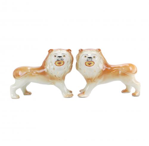 PAREJA DE LEONES INGLESES DE STAFFORDSHIRE, FIN. SIGLO XIX- PPS. SIGLO XX