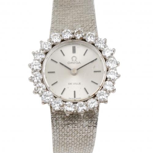 White gold, case surrounded by twenty brilliant-cut diamonds of an approx. weight of 3 ct.Tear on the bracelet. Quartz movement.42,3 gr.