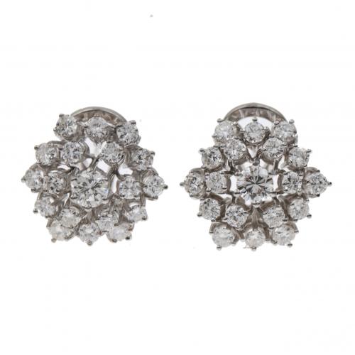 White gold with brilliant-cut diamonds of approx. 3,24 ct.French back. 11,5 gr.