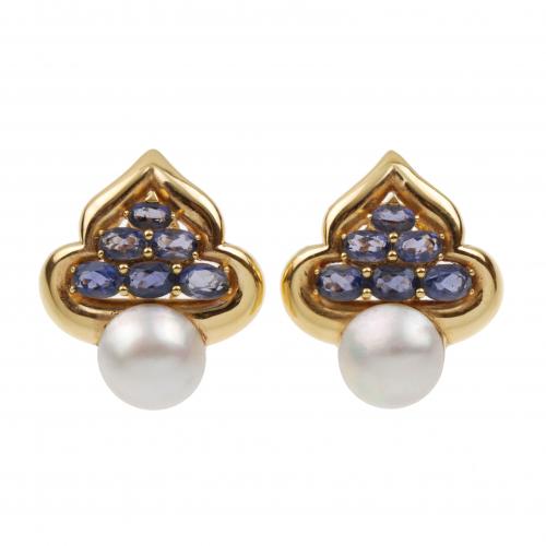 Gold and ceylon oval-cut sapphire of approx. 7 ct. and mabé pearls.Hallmarked on the clasp and the base of the earring. French back.24,9 gr.