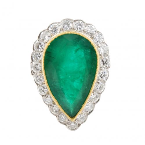 Gold and white gold a with pear-cut emerald of approx. 9 ct. aprox. and brilliant-cut diamonds of approx. 2,20 ct.Ring size 17 mm.7,8 gr.