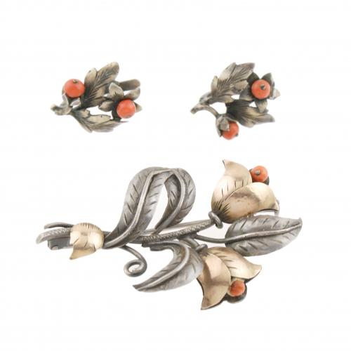 Silver and gold, small coral beads. Plata y oro, pequeñas cuentas en coral.6x3,5 cm. brooch..Earrings with french clasp.15,8 gr.