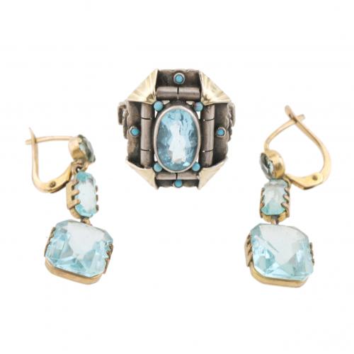 Ring in silver with gold details, turquoises and oval-cut blue topaz. Long earrings in golden metal and blue crystal. Latch back. Ring size 16,5 mm.10,8 gr.