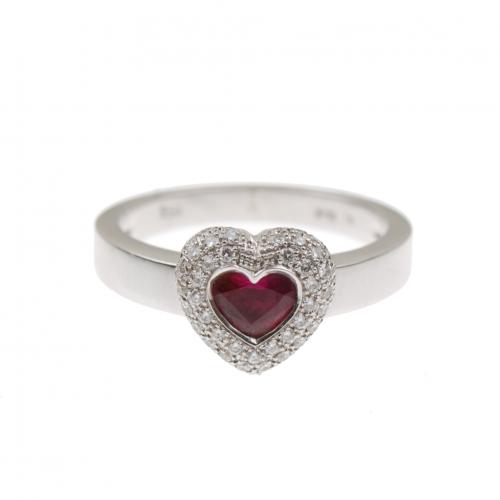 White gold with central heart rubi and brilliant-cut diamonds of an aproximate weight of 0,20 ct.Ring size 17 mm.5,7 gr.