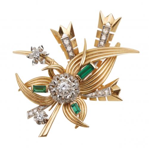 Gold and white gold with brilliant-cut and rose-cut diamonds of an approx. weight of 0,58 ct., rectangular-cut emeralds of an approx. weight of 0,20 ct.5,5x4,5 cm.22,8 gr. 