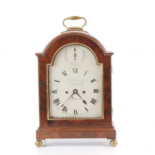 In mahogany with bronze appications. Face signed "WM: Nicoll Jun. Gt Portland St. London". Hourly striking mechanism. Good working condition. With key. 44,5 x 28 x 18 cm. 