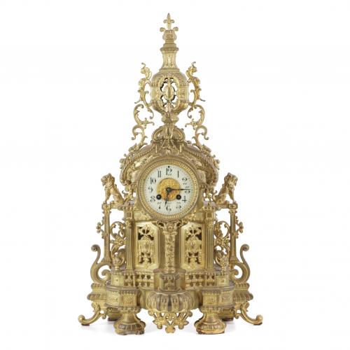 In gilt bronze. Paris clockwork. Good working order. With key and pendulum. 62 x 36 x 16,5 cm. 