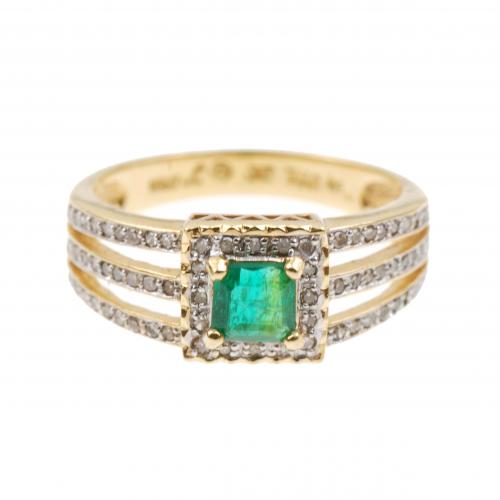 Gold with brilliant-cut diamonds of an aprox. total weight of 0,80 ct., central square-cut emerald of an aprox. total weight of 0,50 ct. Ring measure: 19,5 mm.6,4 gr.