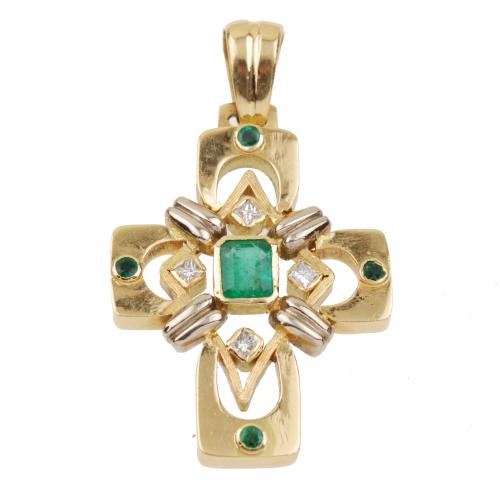 Gold and white god with princess-cut diamonds weighing 0,15 ct. aprox., round-cut and baguette cut emeralds weighing 0,95 ct.4 x 2,8 cm.19,8 gr.