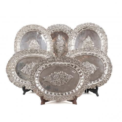 Oval trays embossed with floral decoration. 26 x 32,5 cms.1792 gr.Some hallmarked.Small dents.