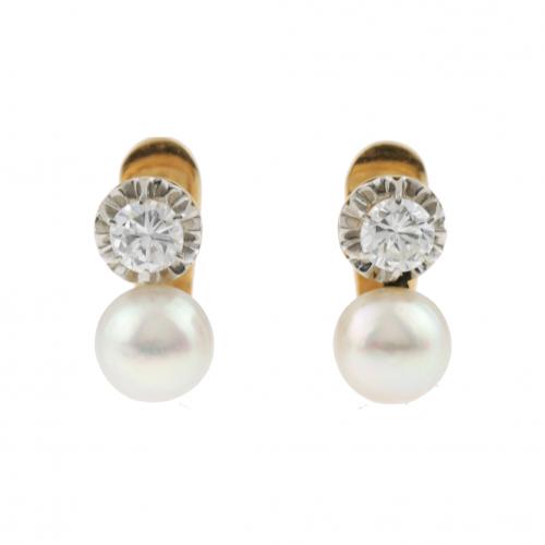 Gold with brilliant-cut diamonds of approx. 0,85 ct. and pearls of 8 mm.Latch back.5,8 gr.