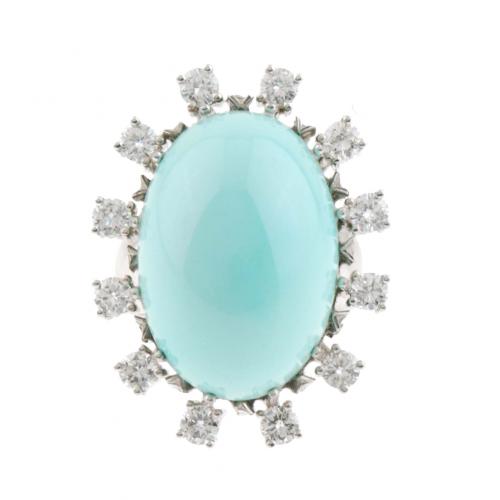 White gold with central oval-cut cabochon turquoise, brilliant-cut diamonds of approx. 1,2 ct.Ring 18 mm.19,7 gr.