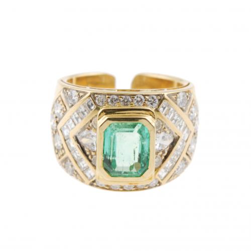 Gold with central emerald-cut emerald and brilliant-cut, pear cut and princess cut diamonds of 1,34 ct.Ring size 17 mm.13,5 gr.