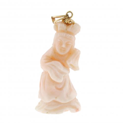 Angel skin coral carved into the shape of an oriental lady figurine, 14 kt. gold ring.4 cm. high.13,6 gr.