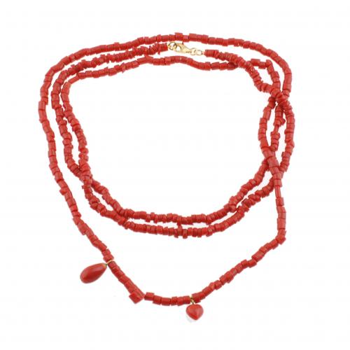 Irregular coral beads necklace, two pendants and gilt silver clasp. 37,2 gr.