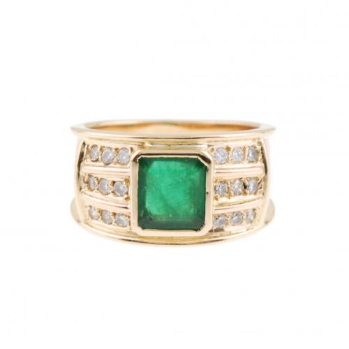 Gold with central rectangular-cut emerald and diamonds of approx. 0,18 gr.Ring size 16 mm.9 gr.