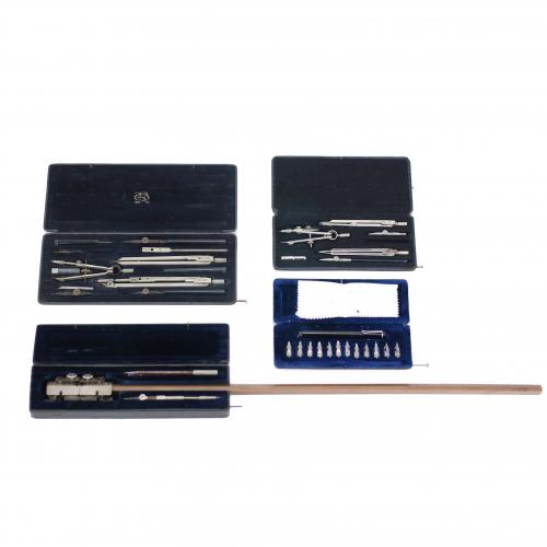 With the original Pelikan, Staedtler and E. O. Richten cases. 25 x 10 cm. the largest case. 17 x 6,5 cm. the smallest case.