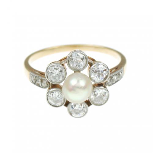 Gold and platinum with antique-cut and rose-cut diamonds of an approx. weight of 1,10 ct. and central pearl of 6 mm.Ring size 18 mm.4,1 gr.